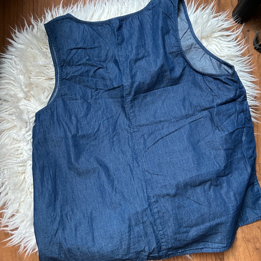 Chambray Embroidered Sleeveless Tank Top - Picture 4 of 4